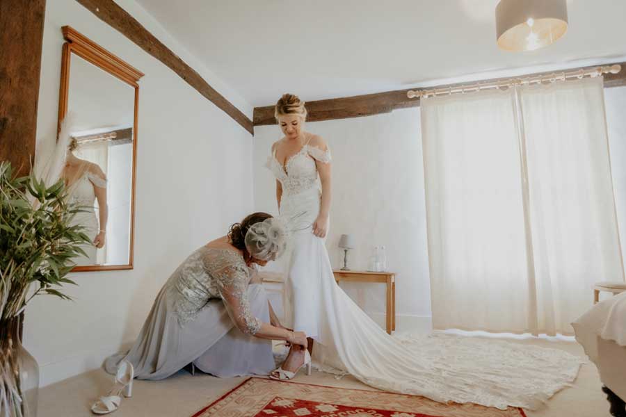 Bride getting ready in the Farmhouse Bridal Suite / Photo by The Kensington Photographer Bride getting ready in the Farmhouse Bridal Suite / Photo by The Kensington Photographer
