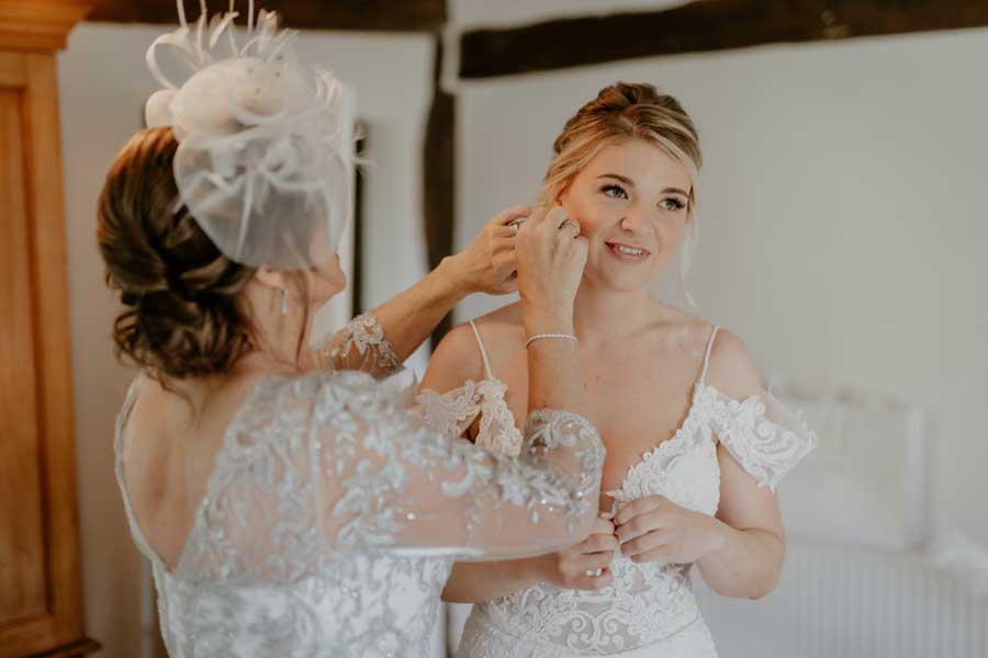 Bride getting ready in the Farmhouse Bridal Suite / Photo by The Kensington Photographer Bride getting ready in the Farmhouse Bridal Suite / Photo by The Kensington Photographer