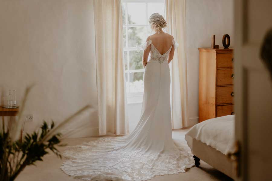 Bride getting ready in the Farmhouse Bridal Suite / Photo by The Kensington Photographer Bride getting ready in the Farmhouse Bridal Suite / Photo by The Kensington Photographer