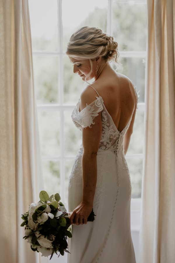 Bride getting ready in the Farmhouse Bridal Suite / Photo by The Kensington Photographer Bride getting ready in the Farmhouse Bridal Suite / Photo by The Kensington Photographer